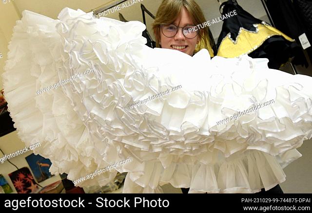 PRODUCTION - 24 October 2023, Thuringia, Altenburg: At Hut und Kostüm GmbH, ladies' tailor Solveig Nolte holds a petticoat skirt made of 18 meters of tulle in...