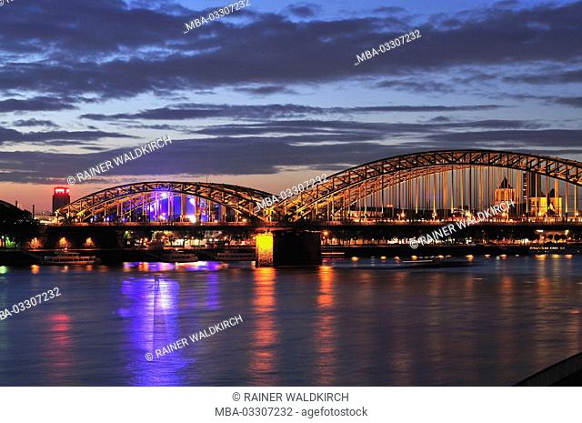 Germany, North Rhine-Westphalia, Cologne, city, the Rhine and Hohenzollernbrücke, dusk