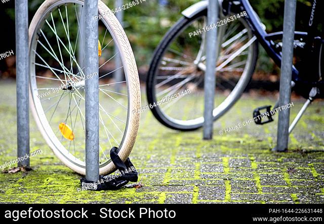 A single tire after a theft of a bicycle in the citycenter of Oldenburg (Germany), 13 December 2020. - Oldenburg/Niedersachsen/Deutschland