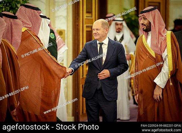 24 September 2022, Saudi Arabia, Dschidda: German Chancellor Olaf Scholz (SPD) is received by the Crown Prince of the Kingdom of Saudi Arabia Mohammed bin...
