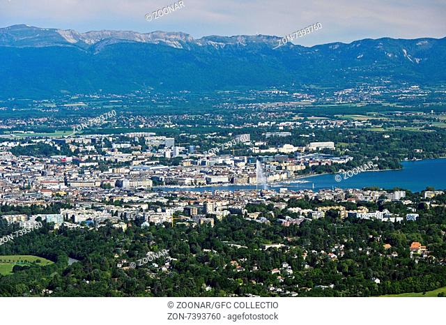 Blick vom Berg Salève auf das Genfer Seebecken mit der Stadt Genf mit dem Jet d'Eau am Ausfluss des Genfersee, Pas de l'Échelle, Étrembières, Hochsavoyen