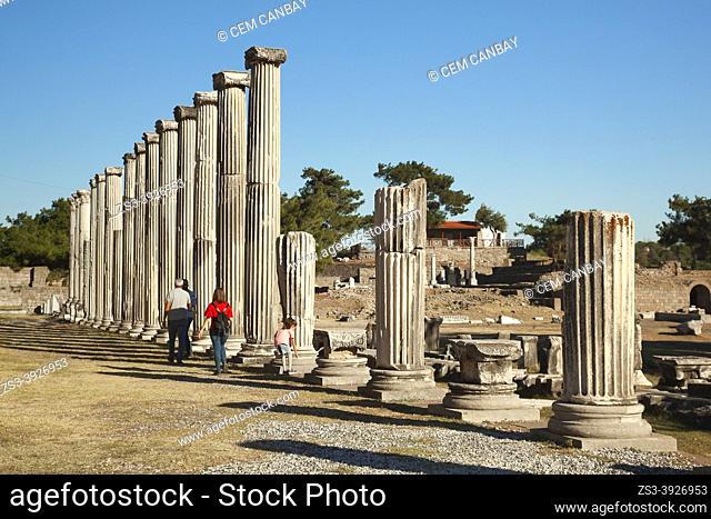 Tourists walking in front of the marble columns of ancient medicinal sanctuary of Asklepion near Bergama Town, Iúzmir Province, Aegean Region, Turkey, Europe