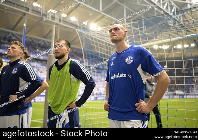 left to right Tim SKARKE (GE), Mehmet AYDIN (GE)m Henning MATRICIANI (GE) disappointed after the game, football 1st Bundesliga, 33rd matchday