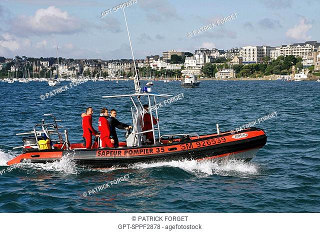 DINGHY OF THE DEPARTMENTAL UNIT OF FIREFIGHTER DIVERS OF THE FIRE AND RESCUE SERVICES, IN FRONT OF DINARD IN THE BAY OF SAINT-MALO, ILLE-ET-VILAINE 35, FRANCE