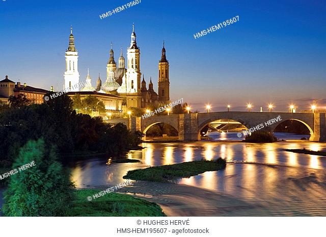 Spain, Aragon, Zaragoza, Basilica del Pilar Our Lady of Pilar and the Puente de Piedra over the river Ebro