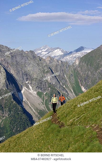 Hiker on the Aschaffenburger Höhenweg, Zillertal Alps, Tyrol, Austria