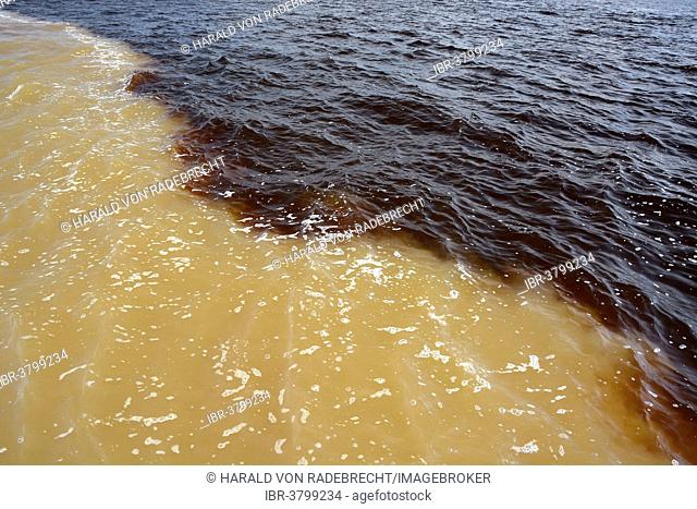 Encontro das Aguas, Meeting of Waters, confluence of the Rio Solimões, sandy coloured water, and the Rio Negro, dark water