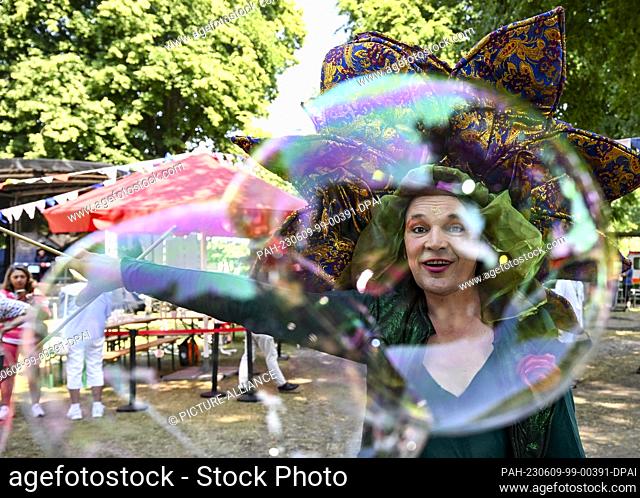 09 June 2023, Berlin: An artist entertains guests with soap bubbles at the summer festival on the occasion of the nationwide Day of the Garden at the Rehberge...