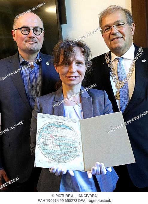 14 June 2019, Mecklenburg-Western Pomerania, Rostock: At a press event, Robert Zepf (l-r), Senior Library Director, Sylvia Sobiech