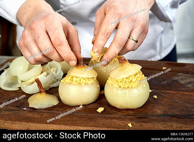 Serial motif, steps to prepare stuffed onions with bulgur, North African style, with a food processor, the onion lids are put on