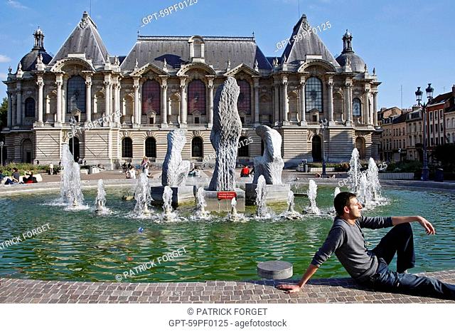 RELAXING BY THE FOUNTAIN OF THE FINE ARTS PALACE, PLACE DE LA REPUBLIQUE, LILLE, NORD 59, FRANCE