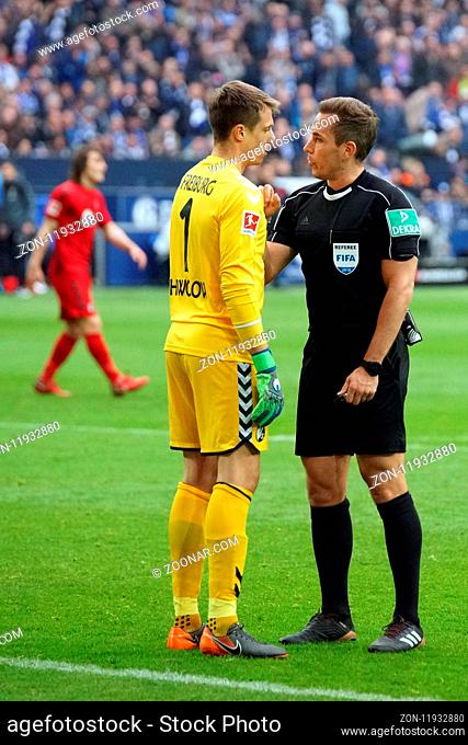Schiedsrichter Tobias Stieler versucht Torwart Alexander Schwolow (Freiburg) seine Entscheidungen zu erklären - 1. BL: 17-18 -28