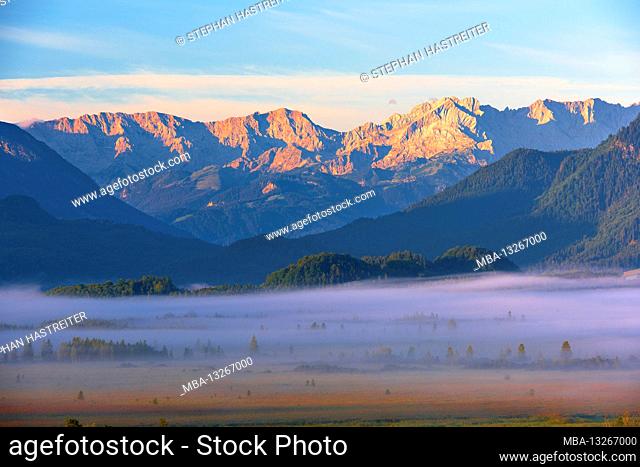 Fog mood in the Murnauer Moos against the Wetterstein Mountains