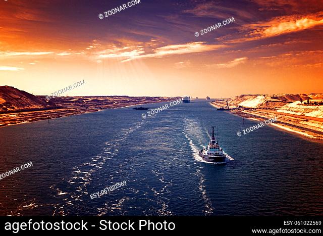 Abendstimmung im Suezkanal - eine Schiffskolonne durchfährt den neuen, östlichen Erweiterungskanal, eröffnet im August 2015