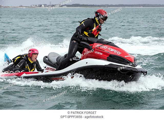 FIREFIGHTERS FROM THE SDIS 56 ON JET-SKIS, RAPID SEA RESCUE OPERATION, QUIBERON PENINSULA, MORBIHAN (56), FRANCE