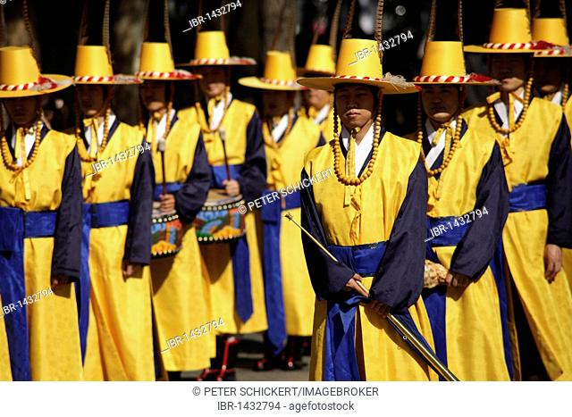 Ceremony of the guards in front of the Deoksugung royal palace, Palace of Longevity, in the Korean capital Seoul, South Korea, Asia