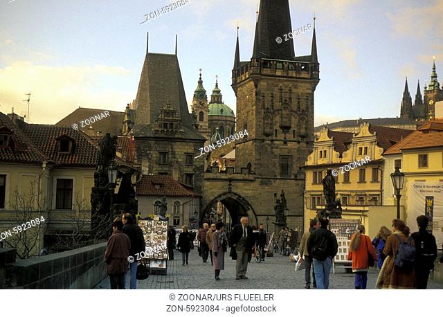 Auf der Karlsbruecke ueber dem Vltava Fluss von Prag der Hauptstadt der Tschechischen Republik