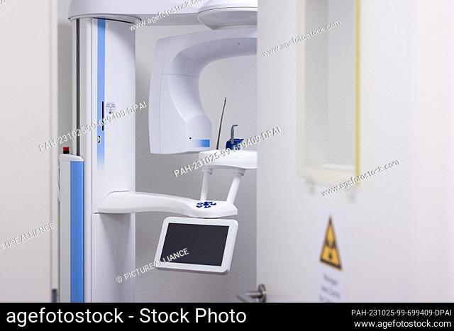 23 October 2023, North Rhine-Westphalia, Mönchengladbach: View of the X-ray room in Dr. Kranz's dental practice. Photo: Rolf Vennenbernd/dpa