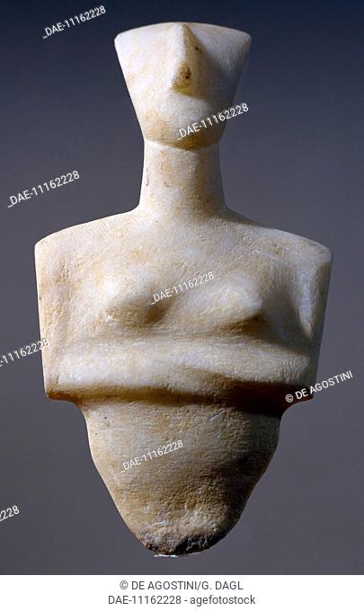 Idol in Paros marble from Syros, Greece. Cycladic civilization, 3500-1050 BC.  Athens, Ethnikó Arheologikó Moussío (National Archaeological Museum)