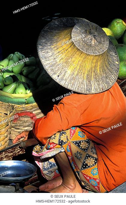Thailand, Ratchaburi Province, Damnoen Saduak, floating market, fruits and vegetables saleswoman