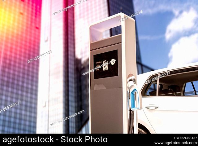 E-Auto an einer Ladestation vor einem Wolkenkratzer