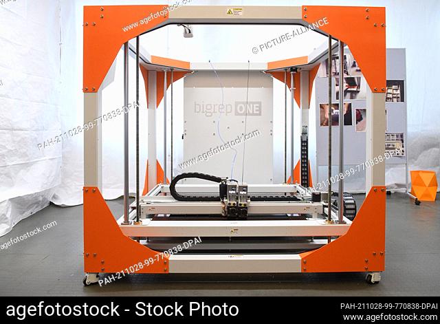 28 October 2021, Bavaria, Nuremberg: A large-format 3D printer stands in the DB vehicle maintenance plant in Nuremberg. For the first time