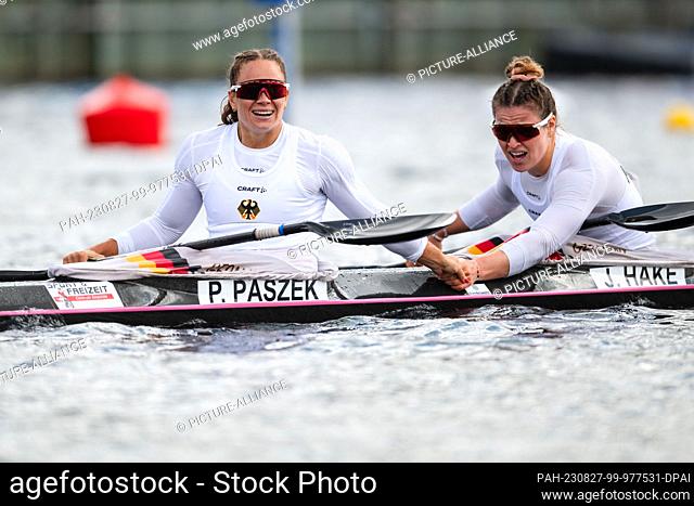 27 August 2023, North Rhine-Westphalia, Duisburg: Canoe: World Championship, final, kayak two-man, 500m, women. Third-placed Paulina Paszek (l) and Jule Hake...