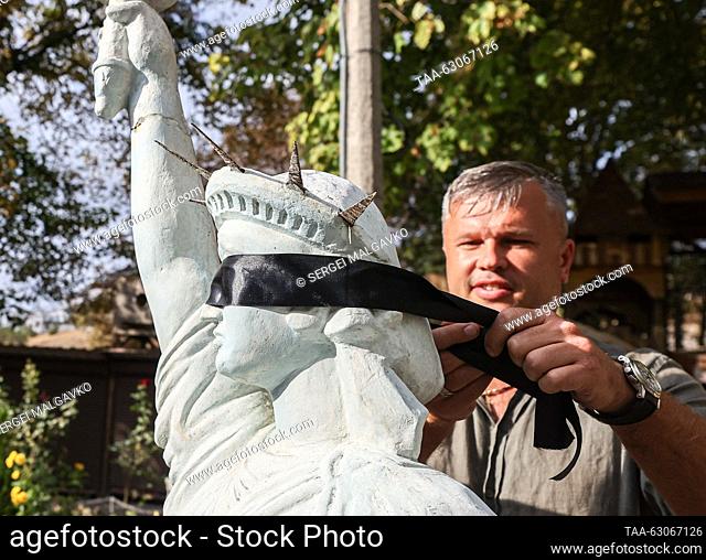RUSSIA, REPUBLIC OF CRIMEA - OCTOBER 6, 2023: Park director Viktor Zhilenko blindfolds a replica of the Statue of Liberty before dismantling it at the Crimea in...
