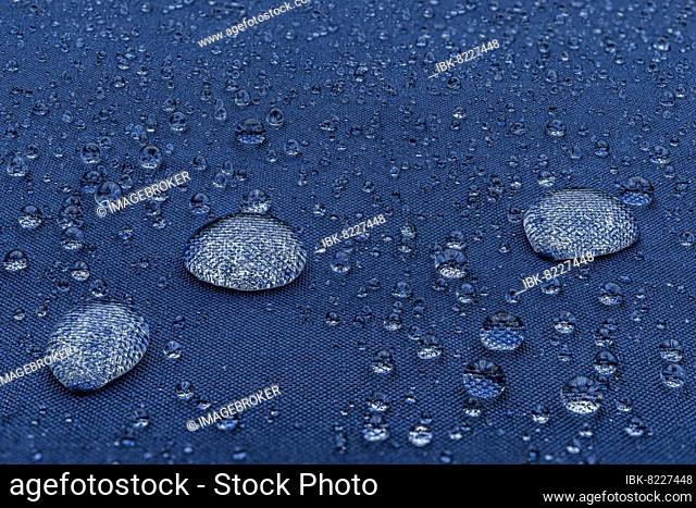 Blauer Regenschirm mit Regentropfen, Reutte, Außerfern, Tirol, Österreich