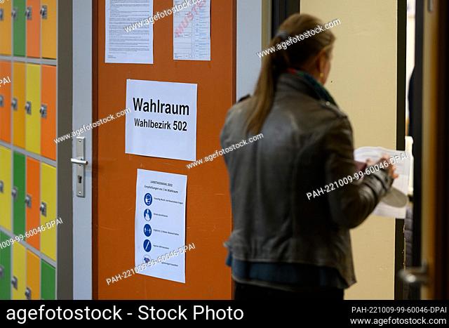 09 October 2022, Lower Saxony, Göttingen: A sign ""Wahlraum"" can be seen on a door from Felix-Klein-Gymnasium. Lower Saxony will elect a new state parliament...
