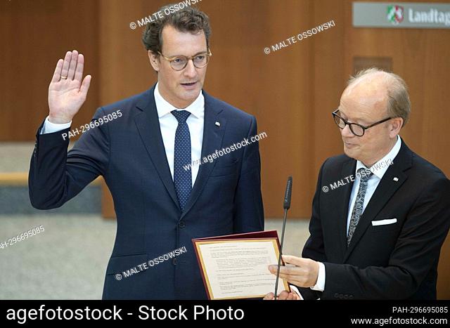 Hendrik WUEST, WÃ-st, CDU, Prime Minister of North Rhine-Westphalia, speaks his oath of office in front of Andre KUPER, CDU