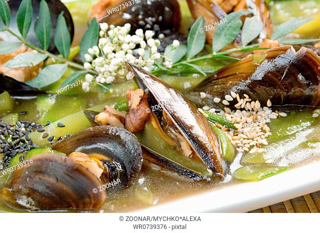 mussels with vegetable and nut
