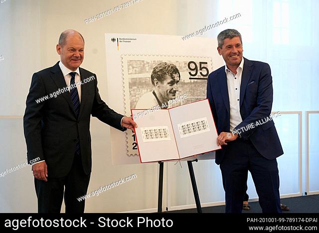 01 October 2020, Rhineland-Palatinate, Mainz: Federal Minister of Finance Olaf Scholz (SPD, l) and the 1st Chairman of the 1st FC Kaiserslautern, Markus Merk