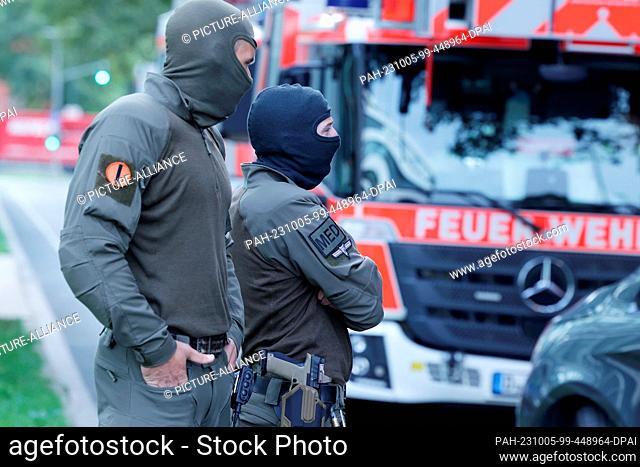 05 October 2023, North Rhine-Westphalia, Duesseldorf: SEK police officers stand in front of Uniper headquarters during a Greenpeace action