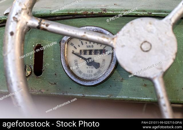 11 October 2023, Saxony, Chemnitz: The speedometer can be seen in the dashboard of a Horch F9 model car with a two-stroke engine and 1