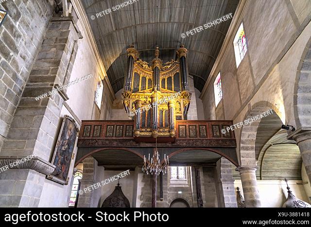 Kirchenorgel im Innenraum der Kirche Notre-Dame de Saint-Thegonnec im Umfriedeten Pfarrbezirk von Saint-Thegonnec, Bretagne