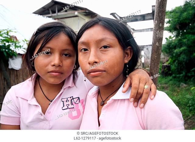 Kuna Indian girls, Ucubsuabti, Kuna Yala, San Blas islands, Panama