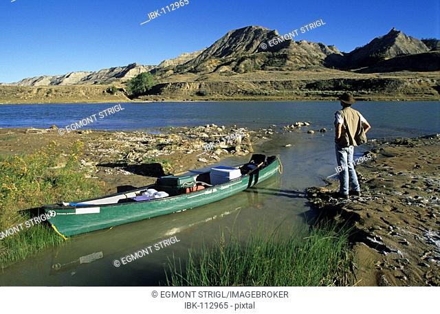 Man with canoe at the Missouri river, Missouri Breaks National Monument, Montana