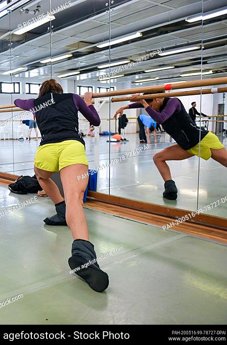 14 May 2020, Berlin: Dancers from the Friedrichstadt-Palast train together again in the ballet hall after a break of weeks