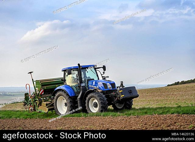 Hesse, Germany, tractor New Holland T6.175 with seed drill. Engine capacity 4500 cc, 174 hp. Daujahr 2016, built by CNH Industrial