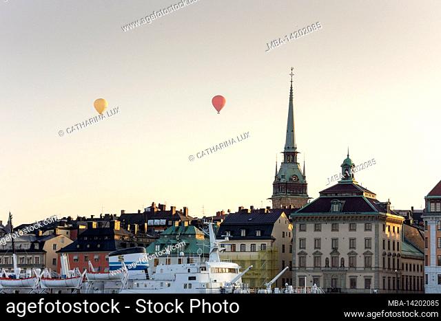 Sweden, Stockholm, Old Town, Tyska Kyrkan hot air balloons in the evening light
