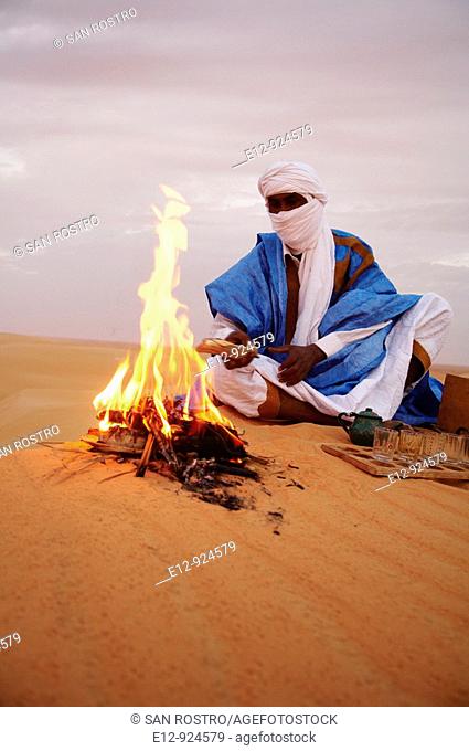 Man preparing tea in the Sahara desert near Chinguetti, Adrar Plateau, Mauritania
