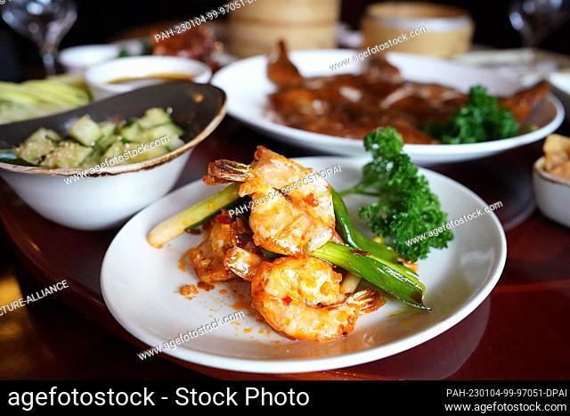 PRODUCTION - 02 January 2023, Hamburg: Giant prawns are ready for consumption at the Chinese restaurant ""Dim sum Haus""