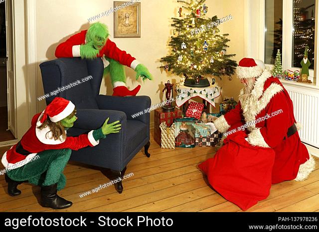 GEEK ART - Bodypainting and Transformaking: 'The Grinch steals Weihafterten' Photoshooting with Enrico Lein as Grinch, Maria Skupin as Frau Grinch and Fabian...
