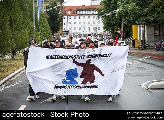 25 July 2023, Bavaria, Bayreuth: The ""Bündnis Festspieldämmerung"" (Festival Dawn Alliance) demonstrates against the Bayreuth Festival and wants