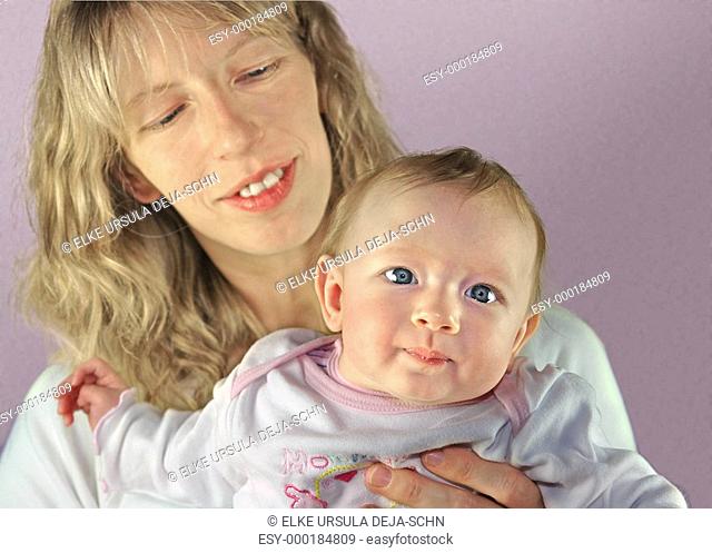 Junge Mutter mit ihrem Baby