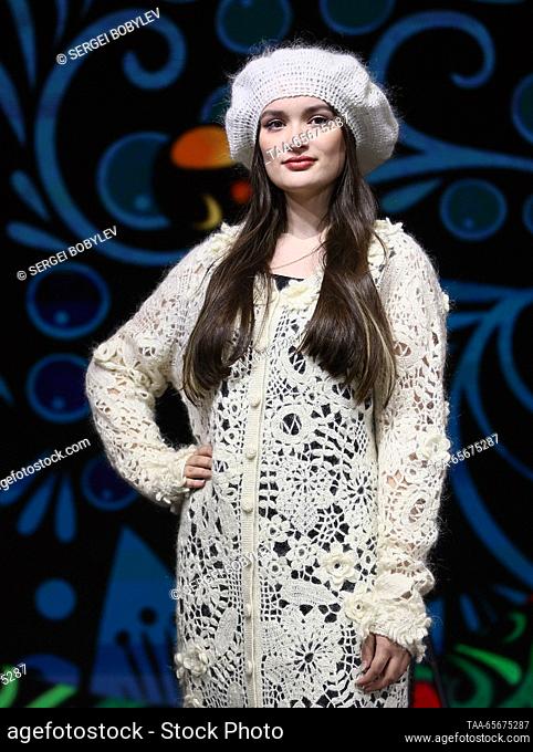RUSSIA, MOSCOW - 12 de diciembre de 2023: Una mujer modela artículos de punto Uryupinsk durante el Goat Down Fashion Show como parte de la exposición...