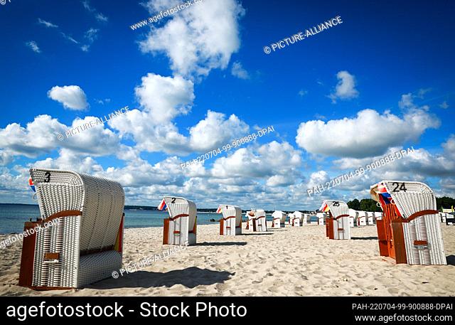 04 July 2022, Schleswig-Holstein, Sierksdorf: Beach chairs stand on the Baltic Sea beach near Sierksdorf. Schleswig-Holstein and Mecklenburg-Western Pomerania...