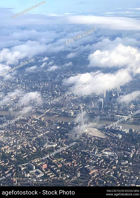 29 July 2023, Great Britain, London: Thames in the center of London, seen from the plane Photo: Benedikt von Imhoff/dpa. - London/Greater London/Great Britain