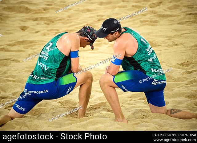 20 August 2023, Hamburg: Volleyball/Beach: Beach Pro Tour, match for 3rd place, Norway - Brazil. Brazilians Andre Loyola Stein (l-r) and George Souto Maior...